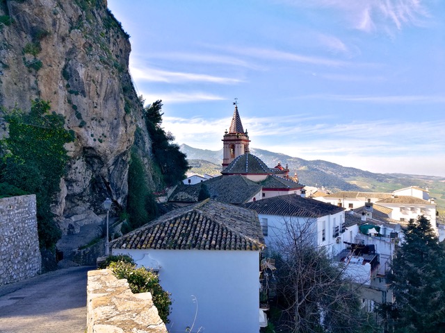 Zahara town and Santa María de la Mesa church. Zahara with church. Photo © snobb.net